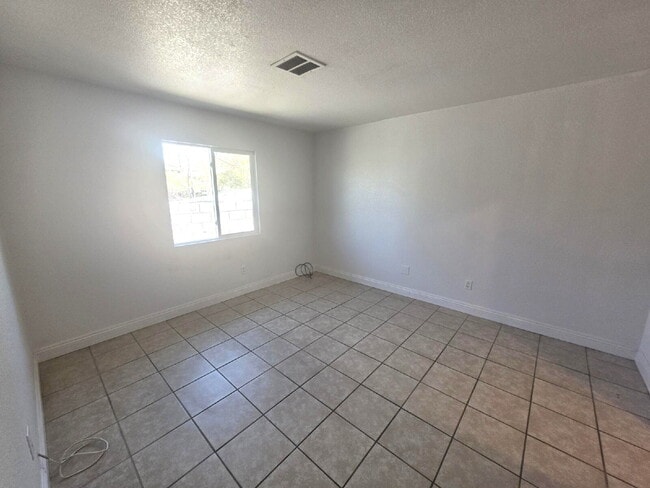 Photo - "Cozy 2-Bedroom Haven in North Las Vegas – 810 Sq Ft of Comfort on Harvard St!" Unit B