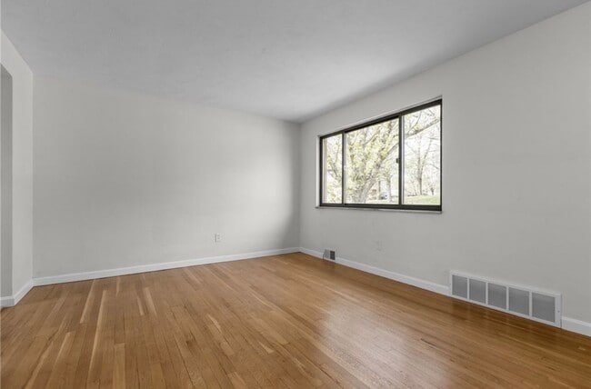 Photo - 548B Firethorne Dr