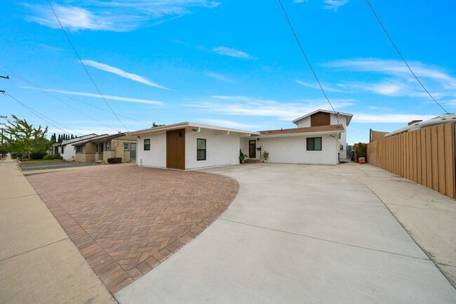 Building Photo - Affordable Housing San Diego This is an attached ADU 1 bed /1 bath Gorgeous Home w Laundry + A/C