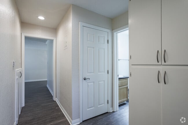 2BR, 1BA - 806SF