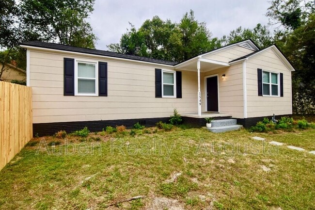 Photo - 1549 Heath St