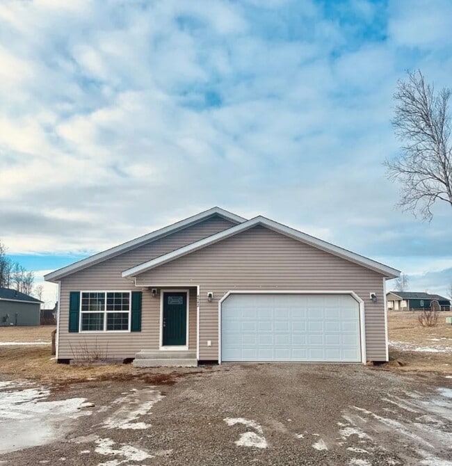Building Photo - Fantastic 1400 sqft Ranch style home with 3 Large bedrooms, 2 bath, 2 car garage with LVP through...