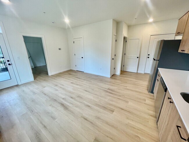 Photo - Multnomah Multiplex - 1/2 MONTH FREE RENT! Unit 9