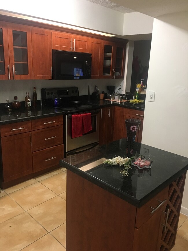 Building Photo - 18880 NW 57th Ave Unit #204 Rental
