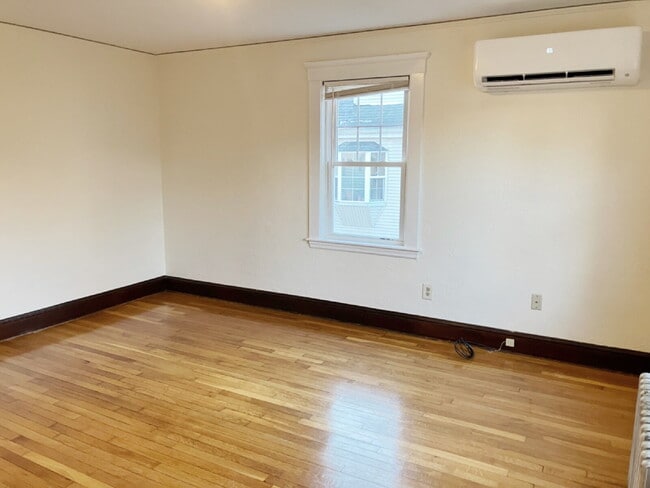 Photo - Available NOW! 1 BED 1 BATH in prime Quincy location! Unidad 1R