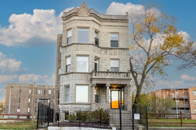 Building Photo - 5536 S King Dr Rental
