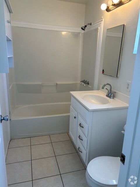 Building Photo - Renovated Upstairs 1-Bedroom with Private ... Rental