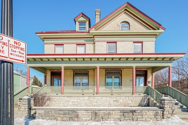 Building Photo - 804 E Main St