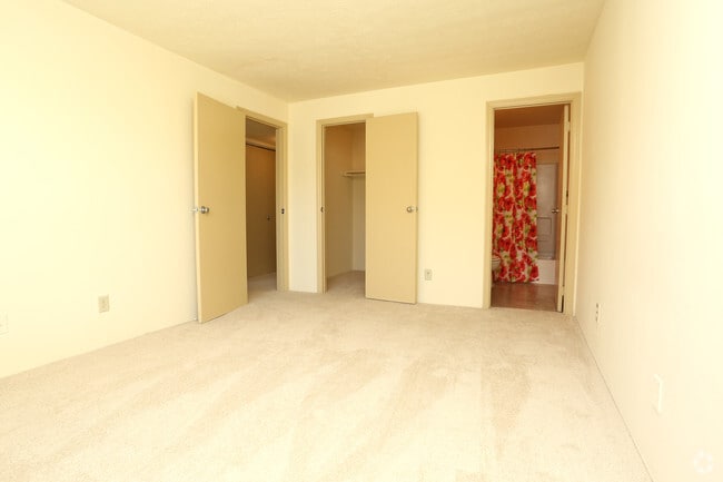 2BR, 2BA - 908 SF - Bedroom