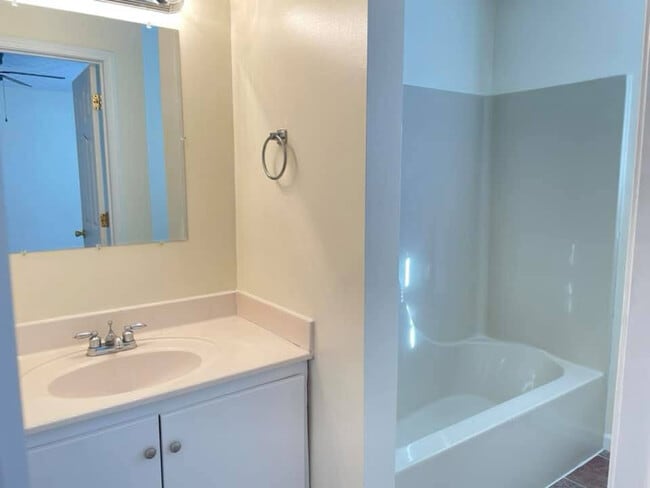 Photo - 114 Creekside Dr