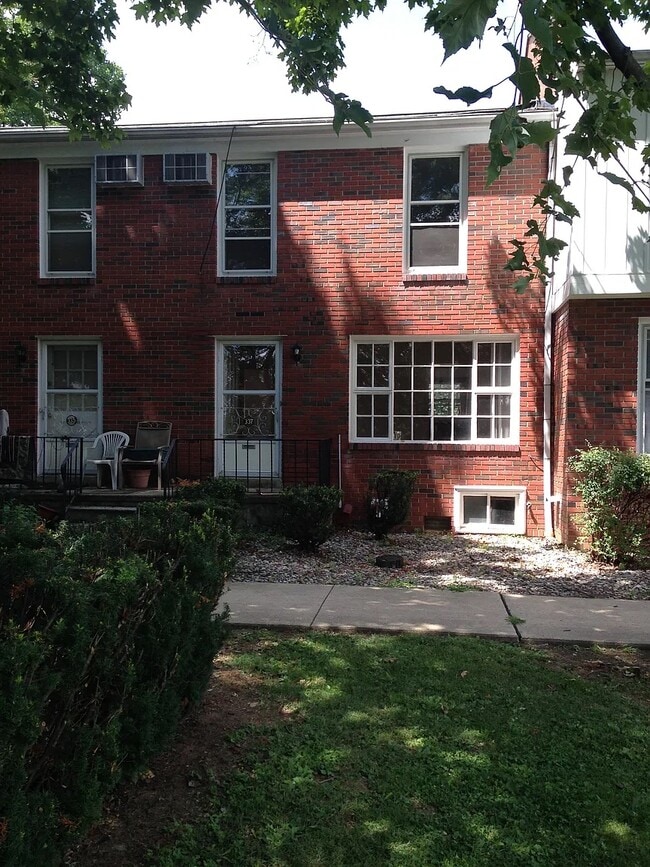 Photo - 339 E Walnut St