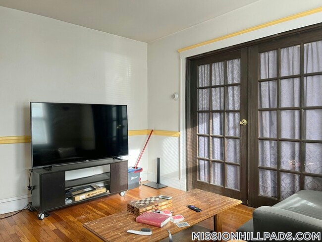 Building Photo - 2 Mission St