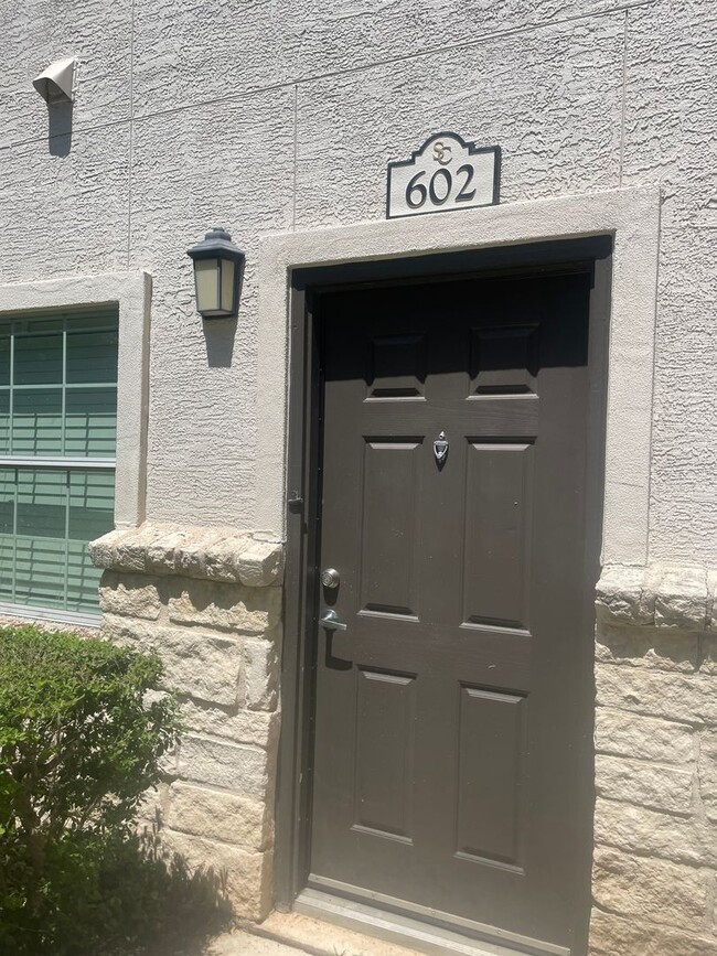 Building Photo - 1000 Diamond Dr Unit 0602