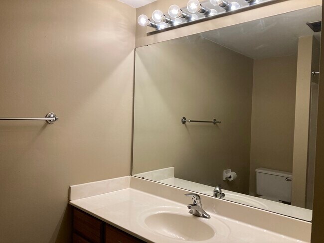 Photo - 1680 Summit St