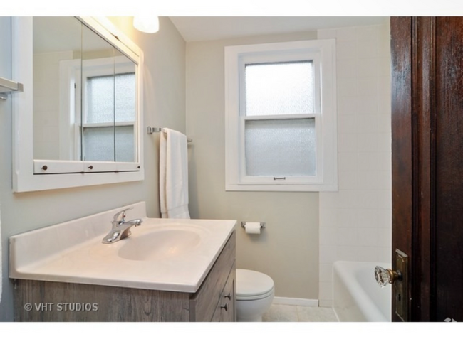 Building Photo - 4926 N Karlov Ave Unit 4926 N Karlov Ave #2 Rental