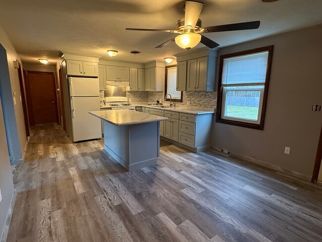 Building Photo - 388 Newcomb Rd Unit Apartment-B