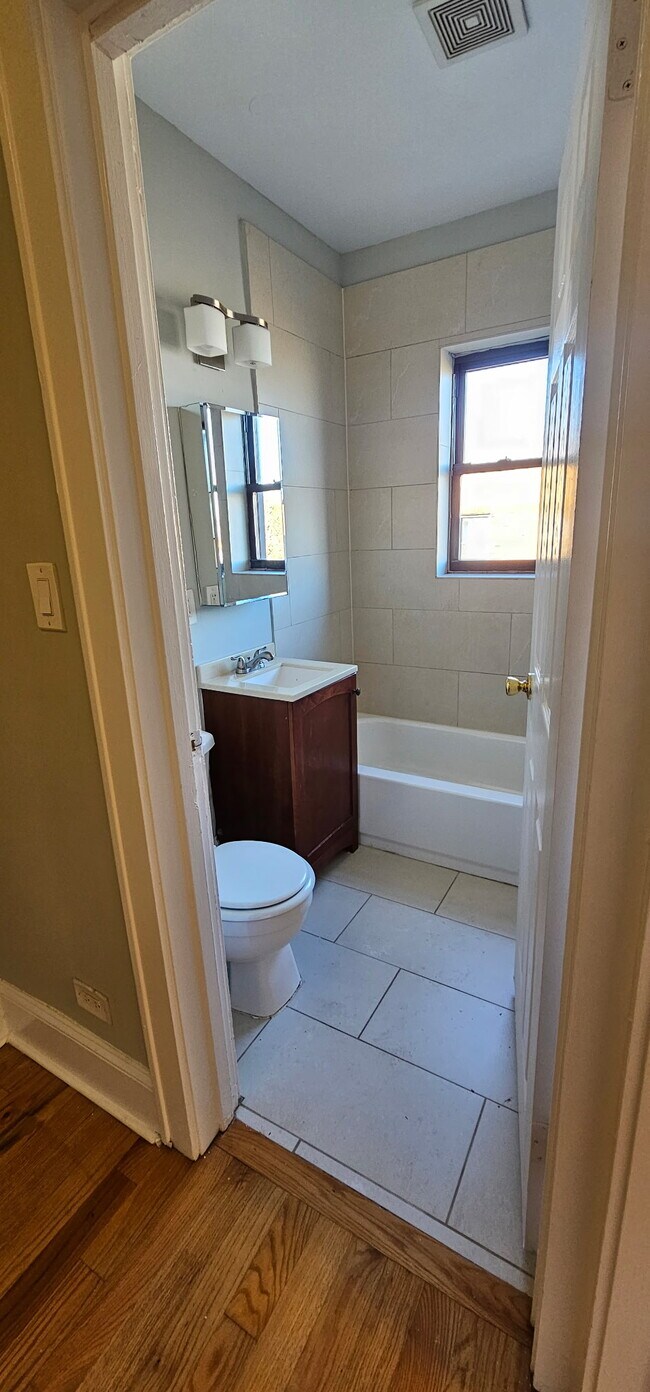 Photo - 4735 N Hermitage Ave Unit 4737-407