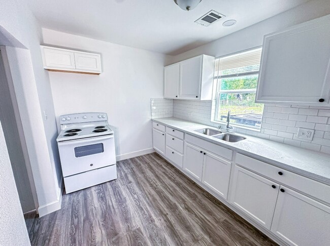 Photo - 2555 Pierce St