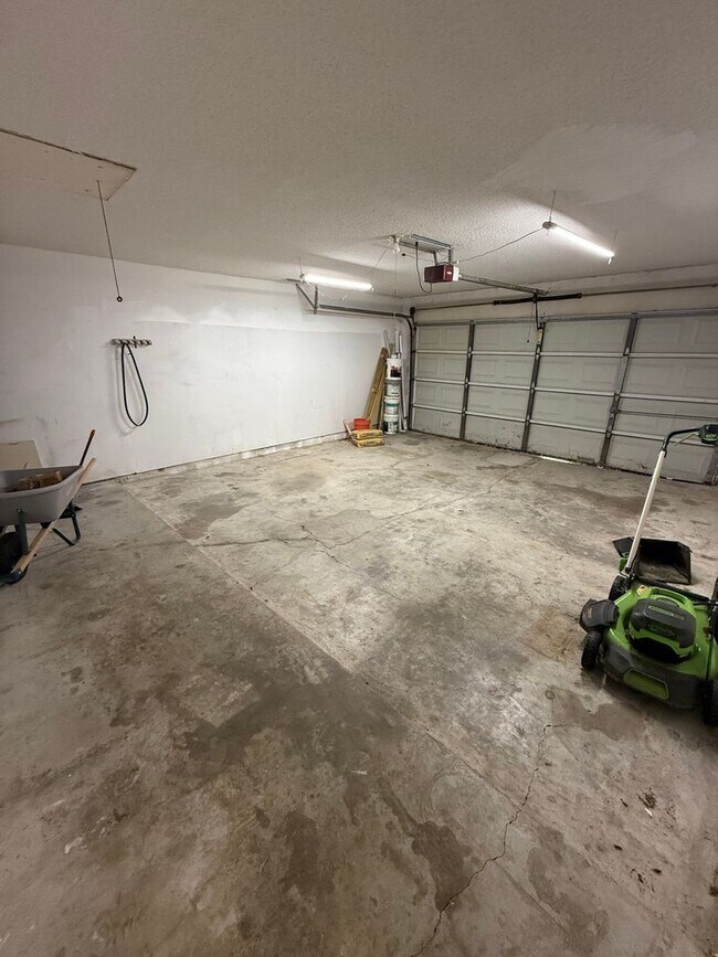 Photo - walking distance to TCU!! Brick 4 bed 2 bath 2 car Garage & Mature tree in yard!!