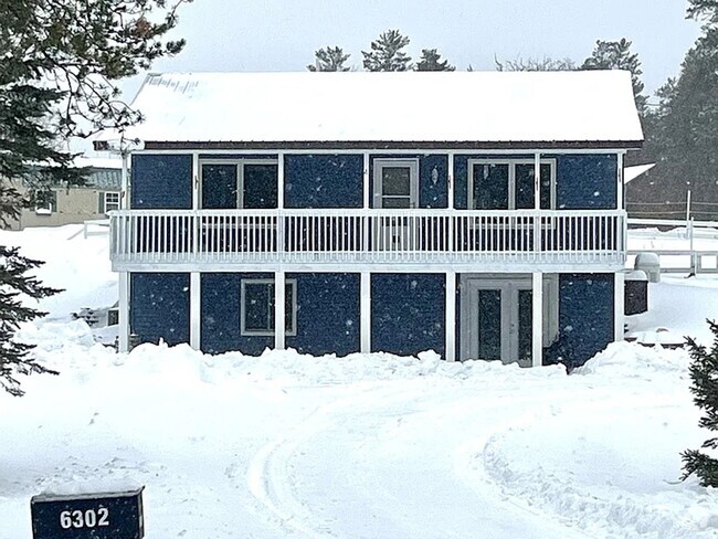 Building Photo - Spacious home