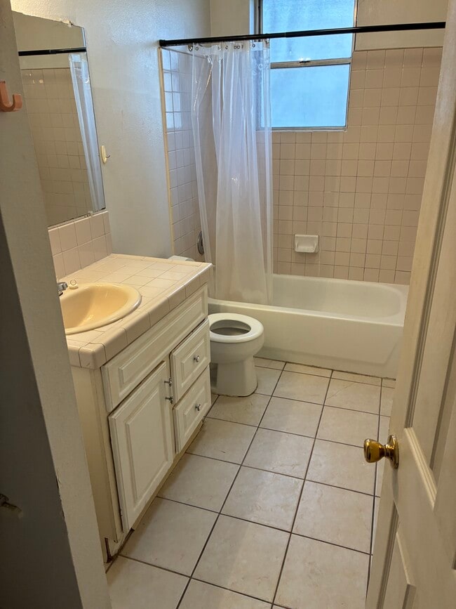 Photo - 1133 E Divisadero St Unidad Apartment