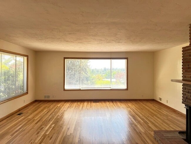 720 Orchard Heights Rd NW