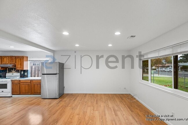 Photo - 909 N Estates Dr