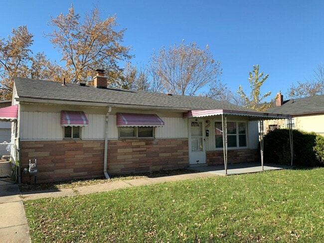 Building Photo - Huge ranch style home with Detached Sectio...