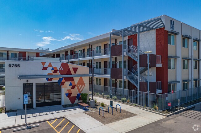 Building Photo - Streamliner 67th Rental