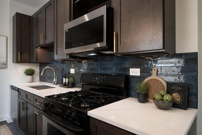 Kitchen - 1931 N St Louis Ave Unit 1