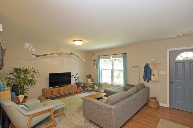 Photo - 716 McGill Pl