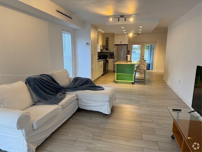 Building Photo - 2341 SW 17th Ave Unit 2341 Rental
