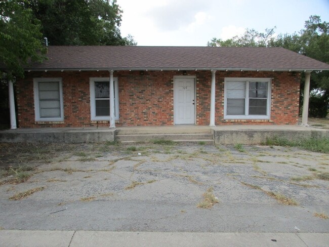 Building Photo - 2/1 Home Close to Key Avenue