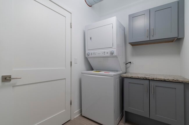 25 W Hubbard St