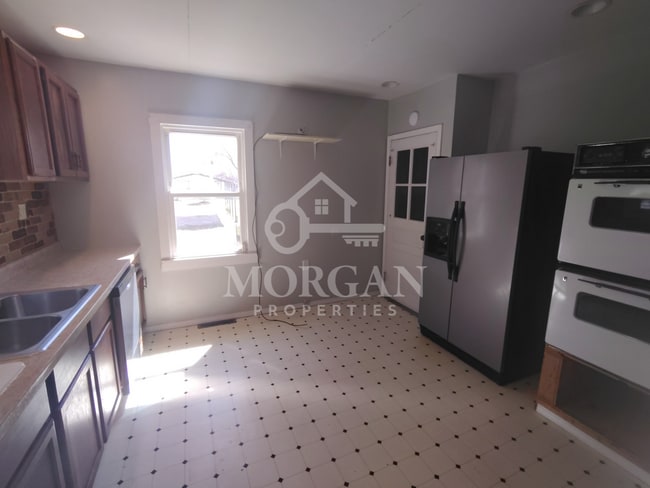 Photo - 1225 W 5th St