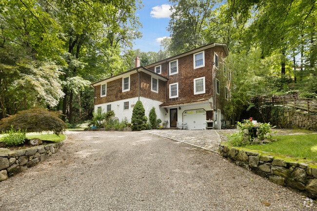 Building Photo - 19 Gaylord Dr N Rental