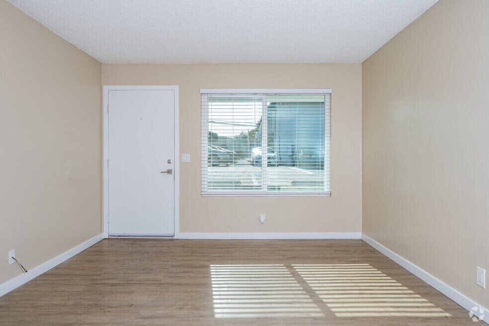 1BR, 1BA - 617SF - Living Room