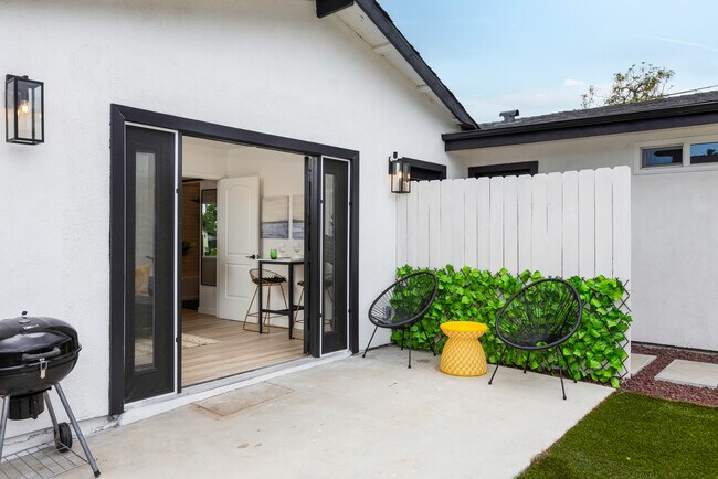 outdoor seating - 1749 E Yale St Unit B