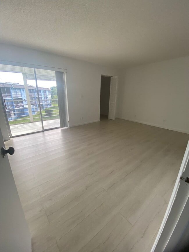 Building Photo - 2200 Springdale Blvd Unit 2200 Springdale #305