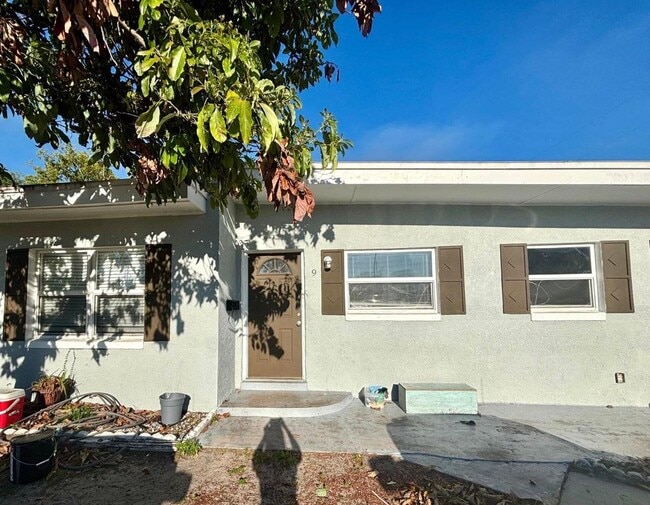 Building Photo - 9 Areca Dr