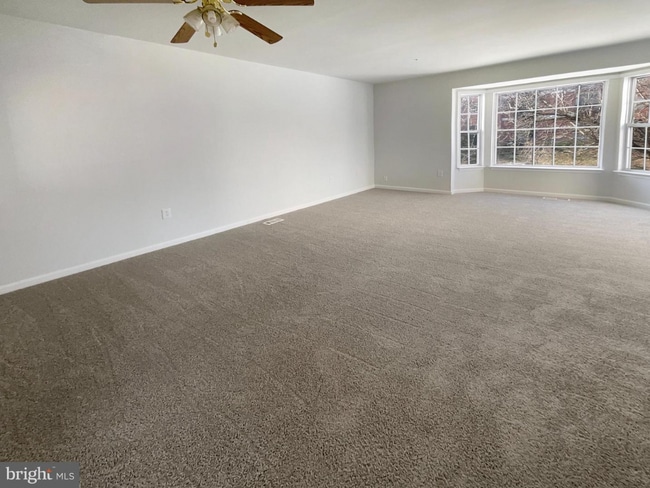 Sala de estar (sin decoración) - 2.º piso - 2541 Markham Ln