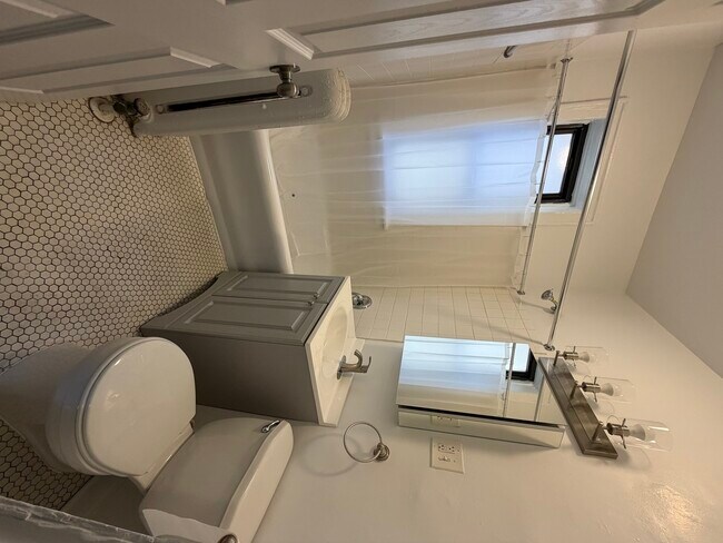 Photo - 635 W Roscoe St