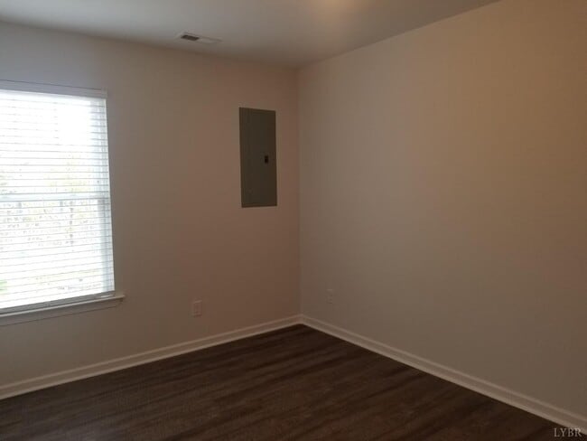 Photo - 104 Squire Cir