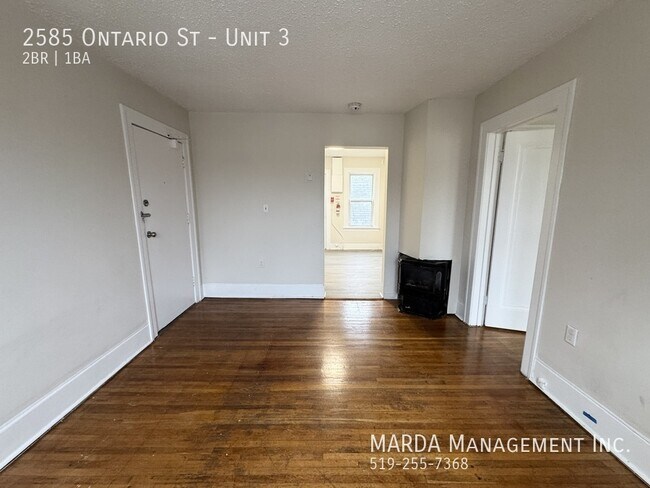 Photo - CHARMING 2 BED/1BATH SECOND FLOOR UNIT IN WALKERVILLE + HYDRO & GAS! Unité 3