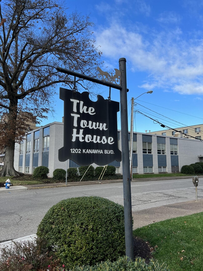Photo - 1202 Kanawha Boulevard East