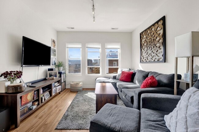 Photo - 1156 W Cornelia Ave Unit 3