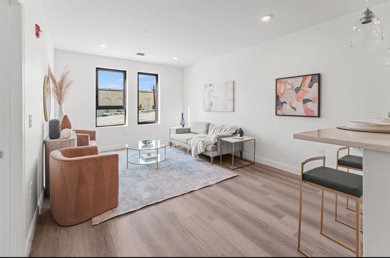 Photo - 273-283-283 E Kinney St