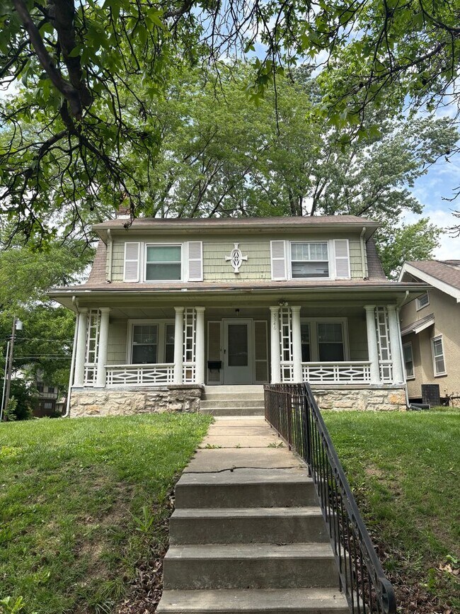 Building Photo - Charming 3 Bed, 1 Bath Home Near Brookside, Plaza & UMKC