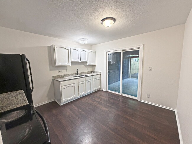 Photo - 5215 Village Haven