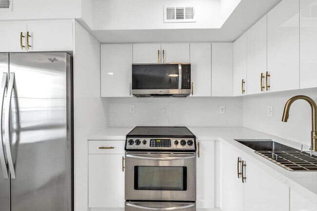 Photo - 924 SE 2nd St Unit 32